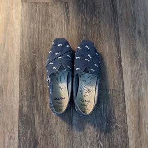 Tom's OCEANA Washed Canvas
Embroidered Whales
Wome